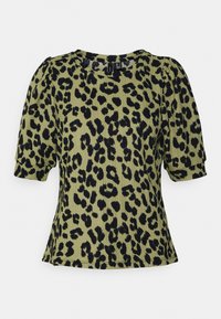 Top de leopardo en verde oliva y negro. Cuenta con mangas cortas, un escote redondo y un dobladillo ligeramente acampanado con un acabado texturizado.