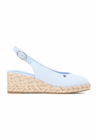 Espadrille à talon compensé bleu clair avec boucle de sangle à la cheville et semelle plate-forme en jute tissé, arborant un petit logo rouge et bleu marine sur le côté.