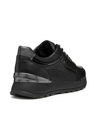 Sneaker nera con tomaia in pelle liscia, collo imbottito e un elegante accento grigio sul tallone, accompagnata da suola in gomma texturizzata.