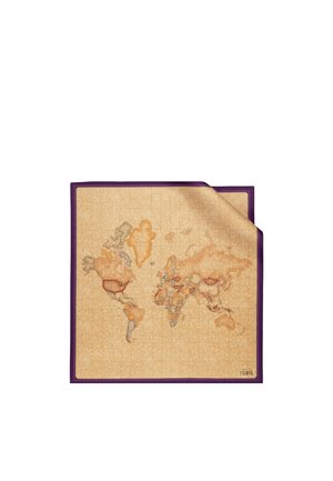 Foulard quadrato con stampa mappa del mondo vintage in tonalità beige e marroni, bordo viola e angolo leggermente piegato.