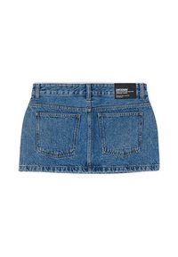Mini gonna in denim con orlo grezzo, due tasche posteriori e un'etichetta del marchio nera in vita, in una tonalità di azzurro chiaro.