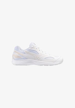 Chaussure de sport blanche avec une tige en maille et en synthétique, dotée d'un design texturé et d'une semelle rembourrée, adaptée aux sports et à l'exercice.