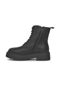 Czarne skórzane botki za kostkę z zaokrąglonym noskiem, zamkiem błyskawicznym z boku, wiązaniem z przodu oraz grubą, teksturowaną gumową podeszwą.