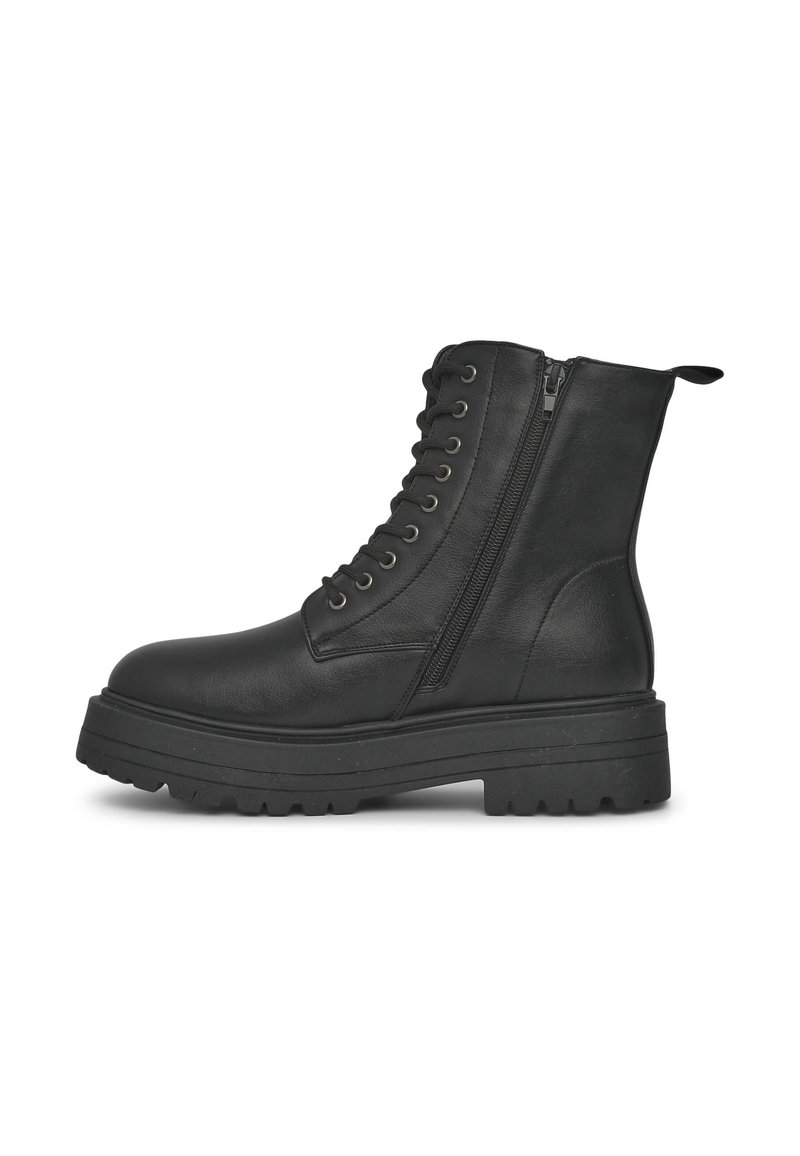 Czarne skórzane botki za kostkę z zaokrąglonym noskiem, zamkiem błyskawicznym z boku, wiązaniem z przodu oraz grubą, teksturowaną gumową podeszwą.