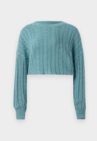 Lyseblå cropped kabelstrikket genser med lange ermer og ribbestrikkede cuffs og halslinning på hvit bakgrunn.