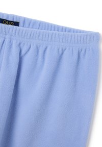 Pantalones de polar azul claro con cinturilla elástica, textura suave y corte cómodo. La tela parece cálida y acogedora.