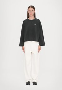 CLOSED - Wide leg