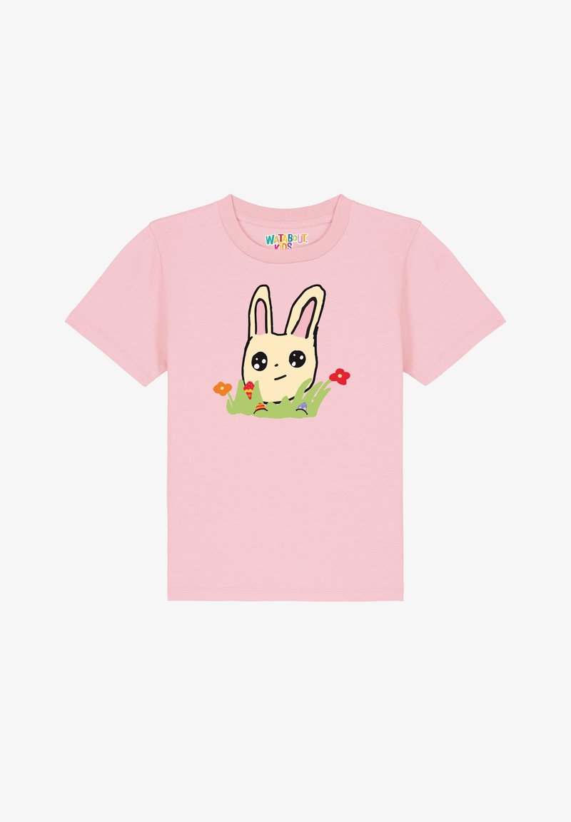 Roze katoenen t-shirt met een cartoon konijnontwerp omringd door kleurrijke bloemen en kleine voorwerpen, met korte mouwen en een ronde hals.