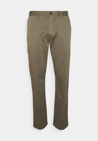 Chinos verde oliva realizzati in cotone leggero. Presentano una chiusura con bottone, passanti per cintura e un design a gamba dritta con fronte piatto.