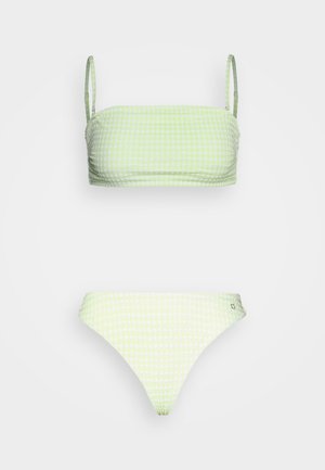 Conjunto de biquíni em verde claro com padrão de grelha; inclui um top sem alças e uma parte de baixo de cintura baixa correspondente, com um pequeno detalhe em destaque.