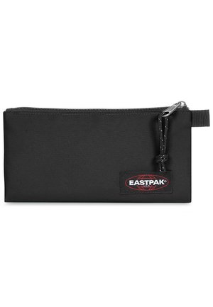 Pochette nera Eastpak realizzata in tessuto testurizzato, con chiusura a zip superiore e una distintiva toppa con logo rosso e nero sulla parte anteriore.