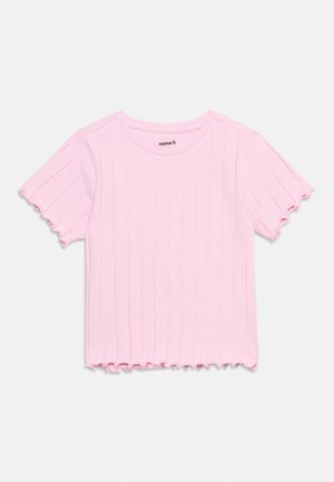 Lys rosa ribbestrikket kortermet skjorte med salatkant på ermene og nederkanten, rund hals og "name it"-etikett inni kragen.