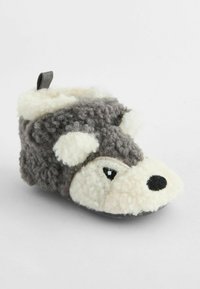 Chaussons en forme de hérisson fabriqués en peluche douce grise et blanche, avec une fourrure texturée, de grandes oreilles et des accents noirs pour les yeux et le nez.