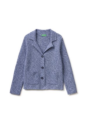 Niebieski teksturowany sweter rozpinany z długimi rękawami, trzema czarnymi guzikami, dwoma przednimi kieszeniami i kołnierzem "składanym".