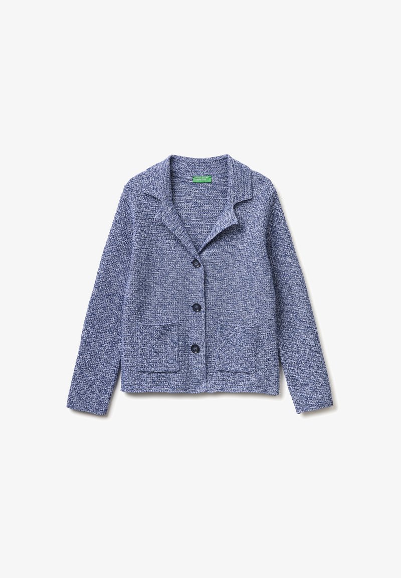 Blauwe gebreide vest met lange mouwen, drie zwarte knopen, twee voorzakken en een omgeslagen kraag.