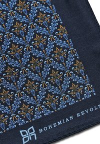 Marineblaue Leinen-Einstecktuch mit einem blauen und goldenen Blumenmuster, das über feine Details verfügt und ein Markenlogo in der Ecke aufweist.