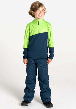 Kinder-Skioutfit mit einem leuchtend grünen Halb-Reißverschluss-Oberteil und dunkelblauen Hosen, aus synthetischem Material mit glatter Textur.