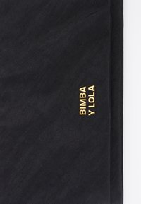 Textil negro con una textura suave, presenta el logo en relieve dorado "BIMBA Y LOLA" en el costado para una identificación de marca distintiva.