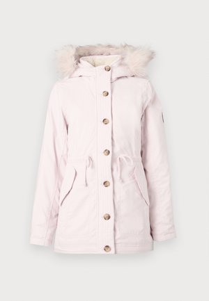 Heled roheline talvepark, millel on vale karusnahast kapuutsiga ääris, seitse pruuni nööpi, reguleeritav vöökoht ja kaks esikülje klappi.