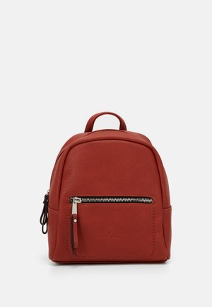 Sac à dos en cuir rouge avec une finition texturée, de forme arrondie, une poignée supérieure et une poche zippée à l'avant avec des accents en métal argenté.