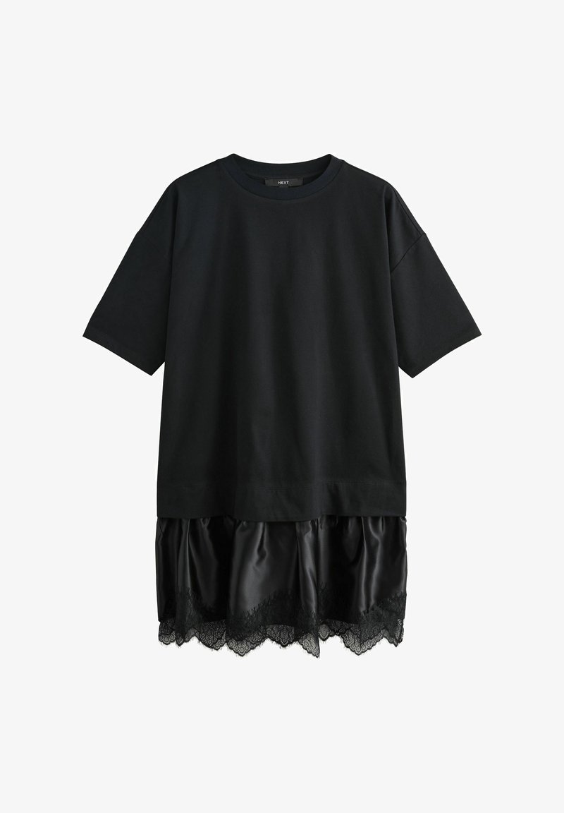 Schwarzes Kurzarmkleid mit lockerem Schnitt, das einen mehrlagigen, glänzenden Satinteil mit Spitzenbesatz am Saum aufweist.