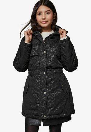 Veste matelassée noire avec texture à motifs, fermeture éclair à l'avant, capuche réglable et taille avec cordon de serrage, dotée de deux poches avant à bouton.
