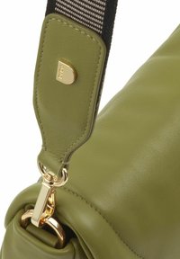 Olijfgroen leren handtasriem met gouden hardware. Beschikt over een getextureerde riem en een grote clip voor bevestiging. Overal een gladde afwerking.