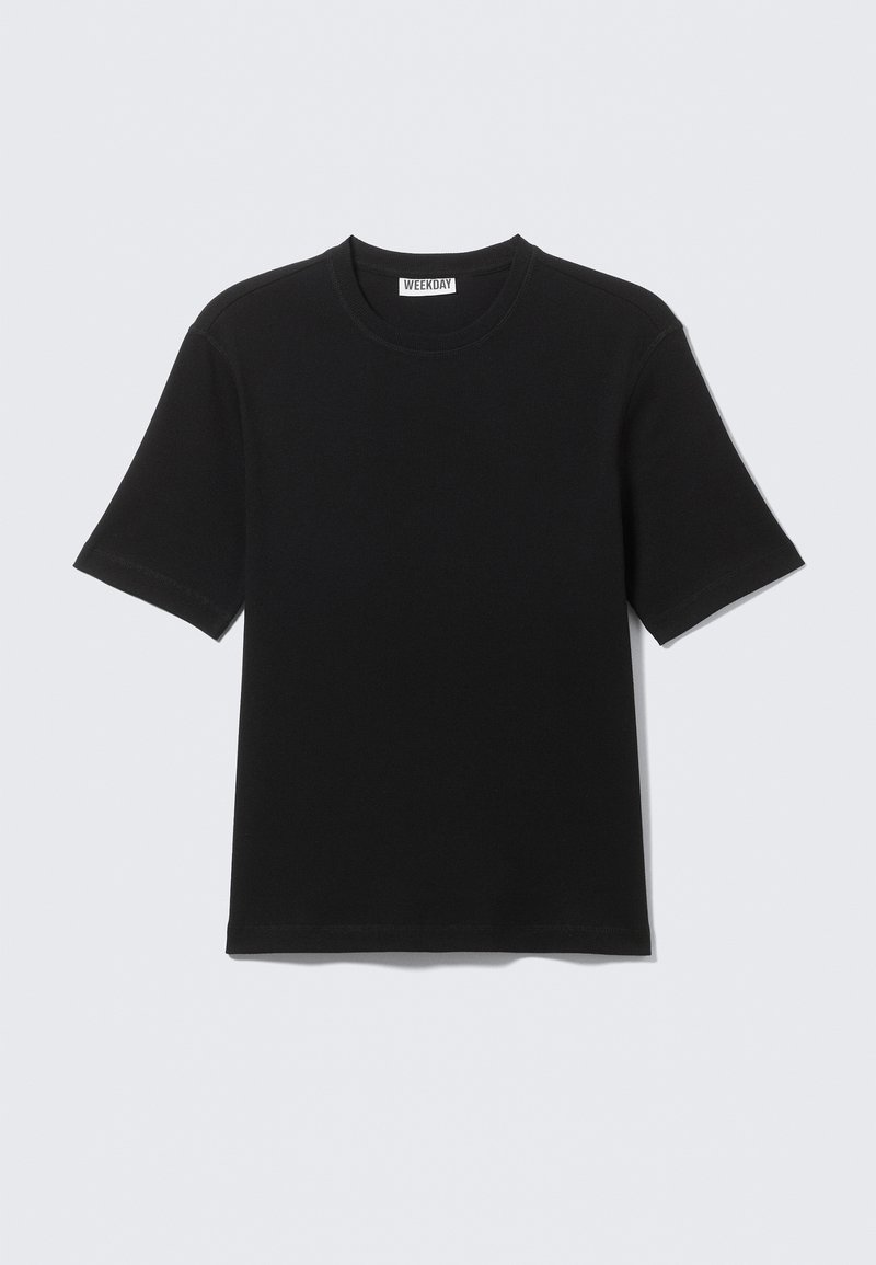T-shirt noir à manches courtes avec col rond, portant une étiquette "WEEKDAY" à l'intérieur du col, présenté à plat sur un fond clair.