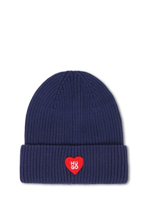 Bonnet en maille côtelée bleu marine avec revers et écusson cœur rouge brodé du mot "HUGO" au centre devant.