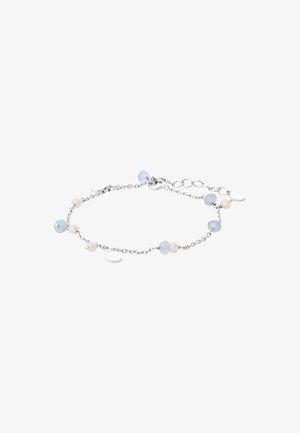Bracelet délicat en chaîne d'argent avec des petites perles bleues et roses alternées et des breloques circulaires en argent, comprenant un fermoir ajustable.