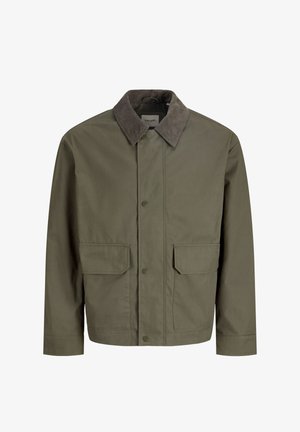 Grüne Jacke mit braunem Cordkragen, vorderen Druckknöpfen und zwei großen Klappentaschen, auf weißem Hintergrund dargestellt.