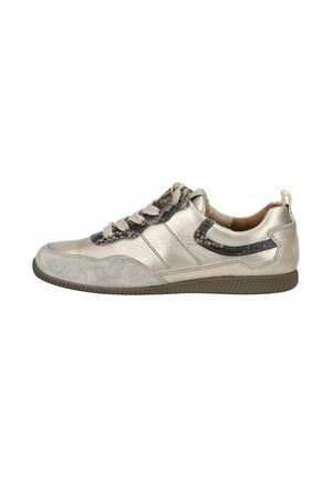 Niedrig geschnittene Freizeitsneaker aus beigem Leder, mit grauem Wildlederspitze, dunklen Schlangenmusterakzenten und brauner Gummisohle, in Seitenansicht dargestellt.