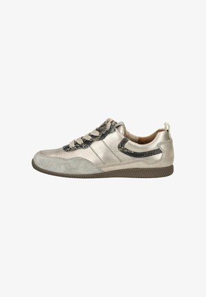 Lage casual sneaker van beige leer, met een grijze suède neus, donkere slangenpatroonaccenten en een bruine rubberen zool, weergegeven in zijprofiel.