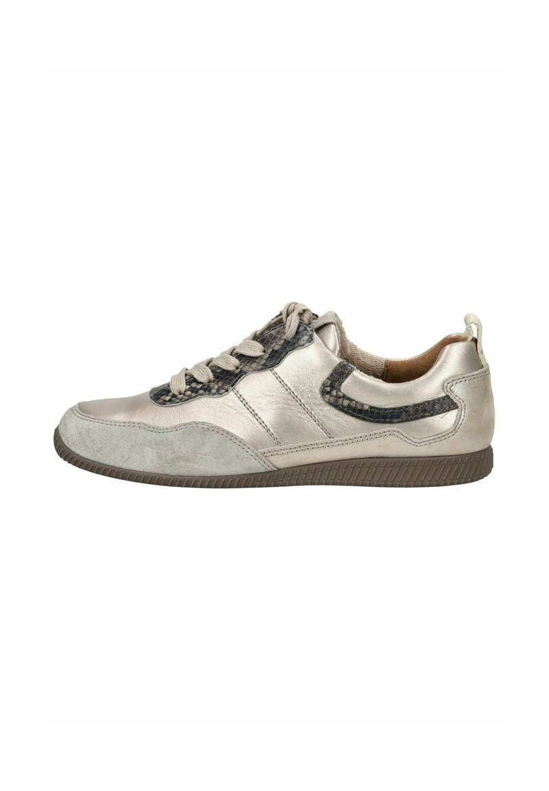 Niedrig geschnittene Freizeitsneaker aus beigem Leder, mit grauem Wildlederspitze, dunklen Schlangenmusterakzenten und brauner Gummisohle, in Seitenansicht dargestellt.