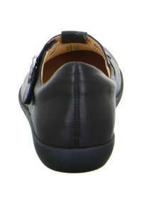 Schwarzer Lederschuh mit runder Zehenform, Riemen an der Rückseite und glatter Oberfläche. Verfügt über eine flache Sohle und minimale Nahtdetails.