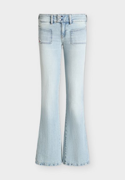 Jean en denim bleu clair avec taille haute, poches plaquées à l'avant, fermeture à double bouton et jambes évasées.
