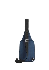 Borsa a tracolla blu navy con tessuto testurizzato, tracolla nera regolabile, dettagli in metallo argentato e forma triangolare slanciata.