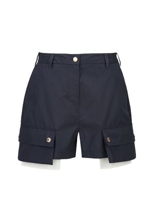 Marineblaue Cargo-Shorts mit großen Klappentaschen und goldfarbenen Knopfverschlüssen, mit einer weißen Innenschicht, die unter dem Saum hervortritt.