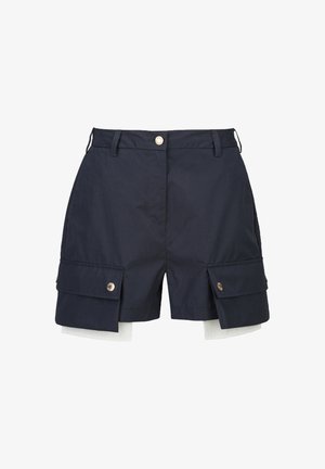 Marineblaue Cargo-Shorts mit großen Klappentaschen und goldfarbenen Knopfverschlüssen, mit einer weißen Innenschicht, die unter dem Saum hervortritt.