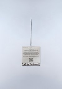Metka ubraniowa wisząca na czarnym sznurku z informacjami o etycznym pozyskiwaniu wełny oraz kodem QR, oznaczona na dole logo Napapijri.