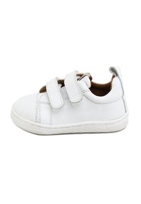 Zapatilla blanca con dos correas de velcro, parte delantera texturizada, forro suave y sutiles acentos grises en el talón. Suela de goma diseñada para la comodidad.