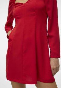 Vero Moda VMEMILIE KURZES  - Päevakleit - salsa