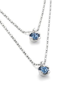 Collier en argent avec deux cristaux ronds bleus sertis dans des supports en argent en forme de fleur, accompagné d'une chaîne en perles et d'un fini poli.