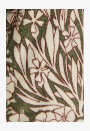 Kvetinový vzor látky s krémovými kvetmi a listami obkreslenými hnedou na olivovozelenej pozadia.