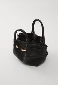 Borsa a mano nera in pelle con superficie texturizzata, due manici corti, un accento in hardware dorato e apertura superiore. Dotata di scomparti interni per la conservazione.