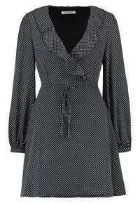Schwarzes Kleid mit weißen Punkten, V-Ausschnitt, gepufften langen Ärmeln, gerafftem Vorderteil und verstellbarem Bindeband in der Taille. Glatte Stofftextur.
