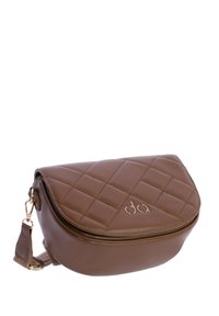 Bolso bandolera marrón acolchado con tapa curva, herrajes dorados y logo en relieve. Fabricado en cuero sintético liso con un acabado texturizado.