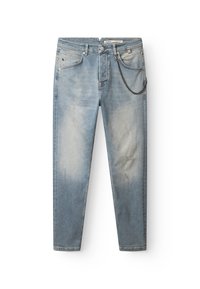 Lichtblauwe denim jeans met een vervaagde afwerking, voorzien van een kettingaccent aan de rechterzijde en een slim fit ontwerp.