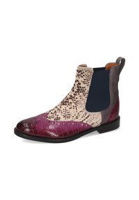 Botte Chelsea multicolore présentant un bout en croûte de cuir violet, un dessus à motif léopard beige et des panneaux élastiques latéraux gris. Texture lisse, forme arrondie.
