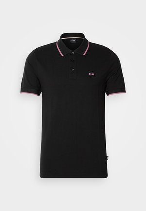 Tricou polo negru din bumbac, cu închidere cu trei butoane, guler roz și accente roz la mâneci, și un mic logo violet pe piept.